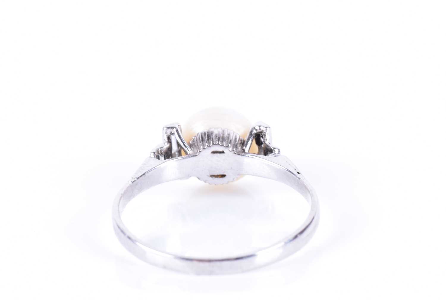 A natural pearl and diamond ringset with a round natural white pearl, measuring approximately 7.5 - Image 4 of 5