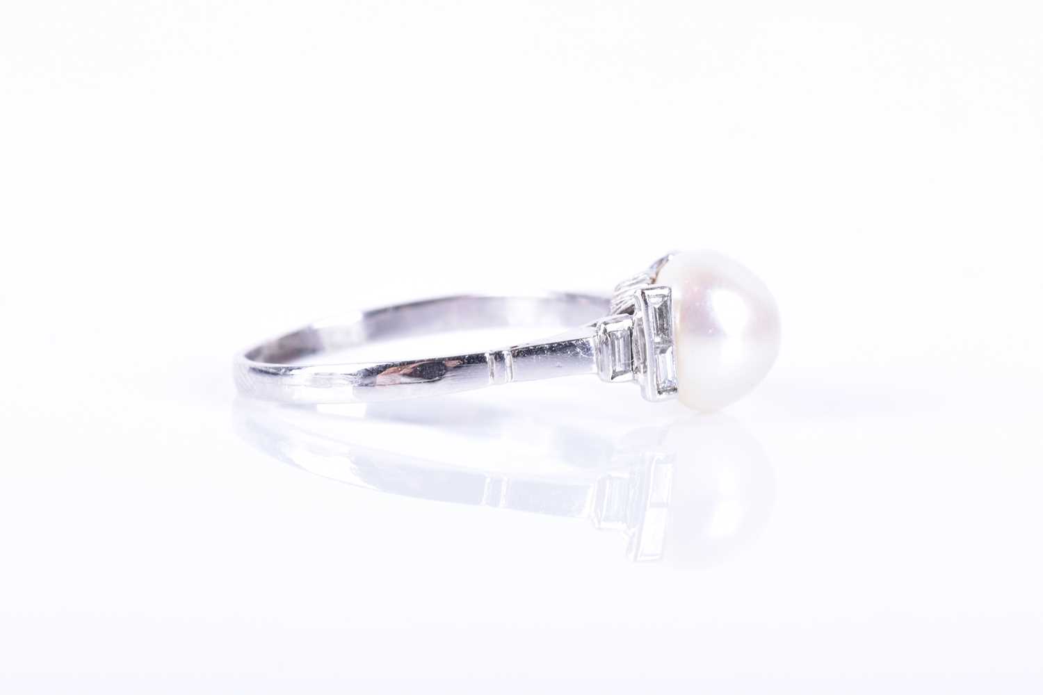 A natural pearl and diamond ringset with a round natural white pearl, measuring approximately 7.5 - Image 2 of 5