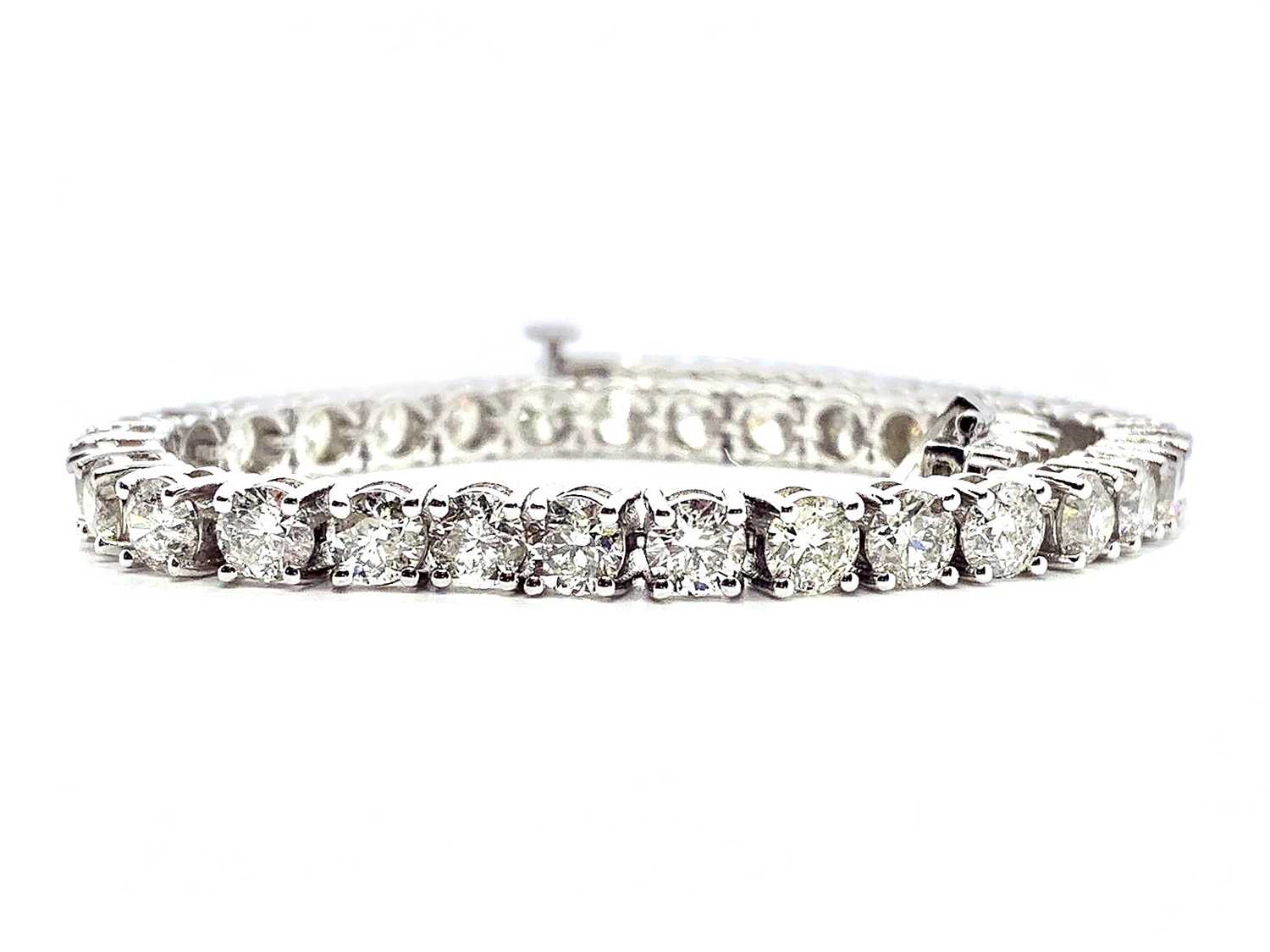 An 18ct white gold diamond tennis bracelet, brilliant cut diamonds of L/M colour and SI-P1 clarity