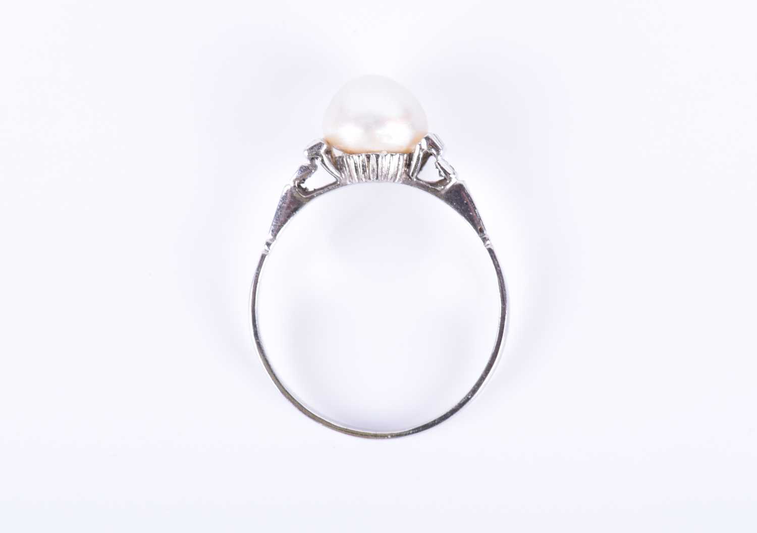 A natural pearl and diamond ringset with a round natural white pearl, measuring approximately 7.5 - Image 5 of 5