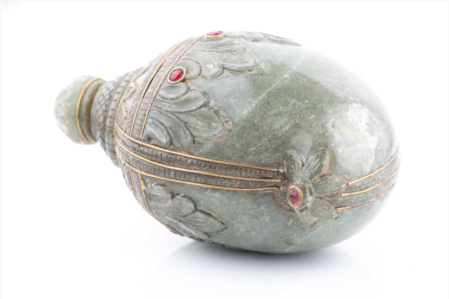 A Mughal style celadon jade scent bottle, of conch form with carved acanthus, red paste bejewelled - Image 5 of 5