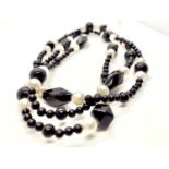 An onyx and freshwater pearl strand. 96.5 cm long.