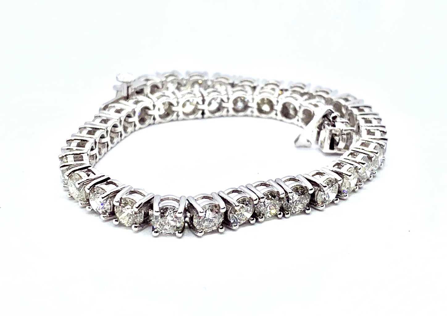 An 18ct white gold diamond tennis bracelet, brilliant cut diamonds of L/M colour and SI-P1 clarity - Image 2 of 5