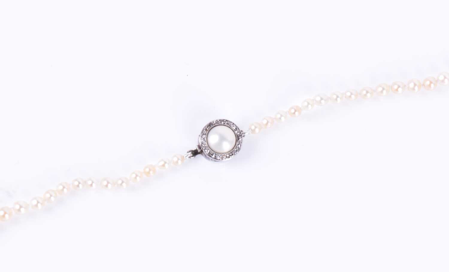 A natural pearl necklaceof graduated pearls, largest approximately 6.5 mm, smallest 2.5 mm, fastened - Image 3 of 4