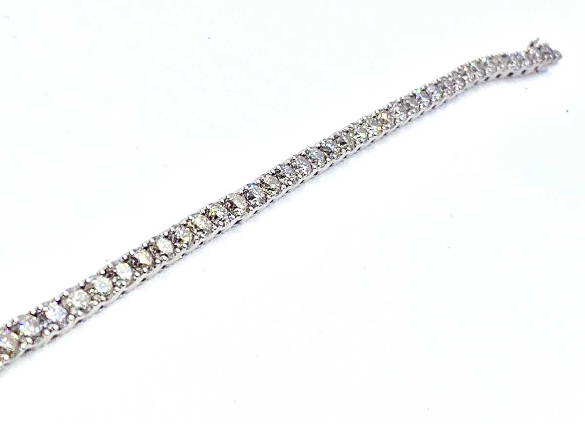 An 18ct white gold diamond tennis bracelet, brilliant cut diamonds of L/M colour and SI-P1 clarity - Image 4 of 5