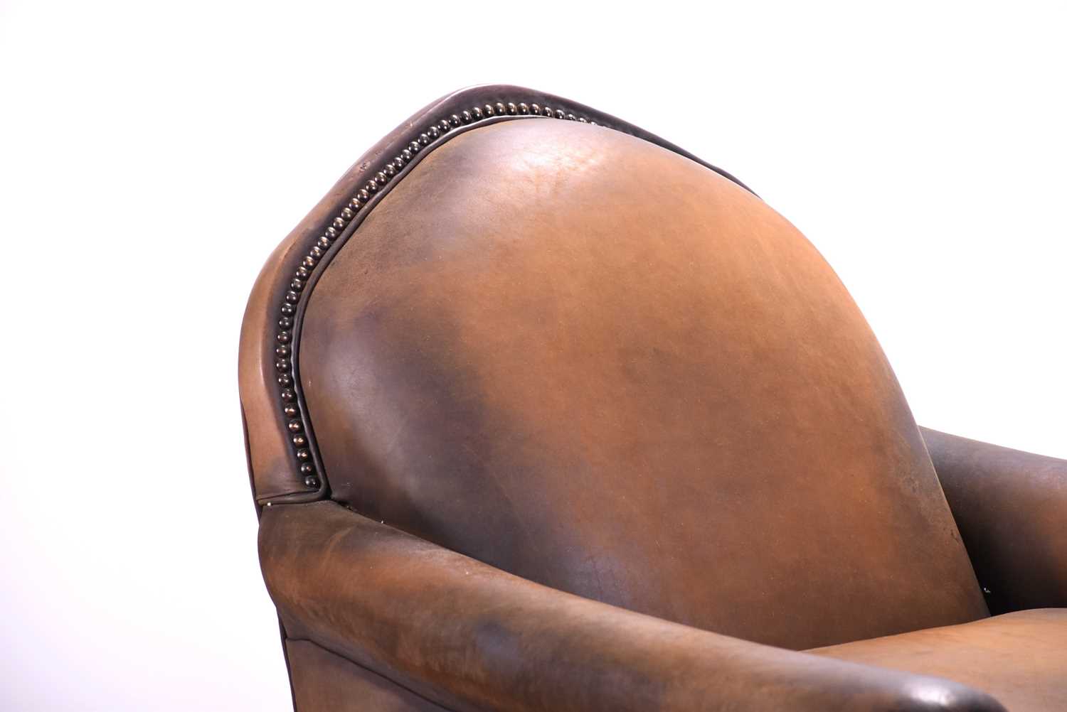 A tan leather club armchair with padded seat and curved armrests, with loose fitted cushion and - Image 6 of 7