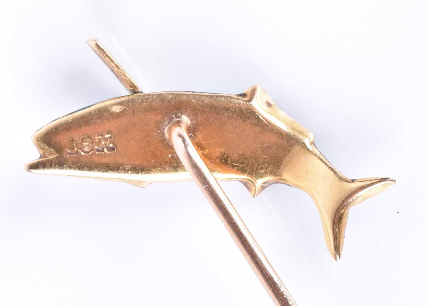 Of fishing interest; an 18ct yellow gold and enamel trout tie-pinthe enamelled trout polychrome - Image 3 of 6