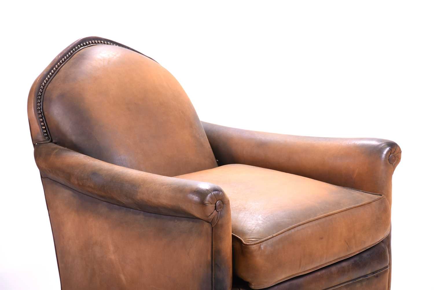 A tan leather club armchair with padded seat and curved armrests, with loose fitted cushion and - Image 3 of 7