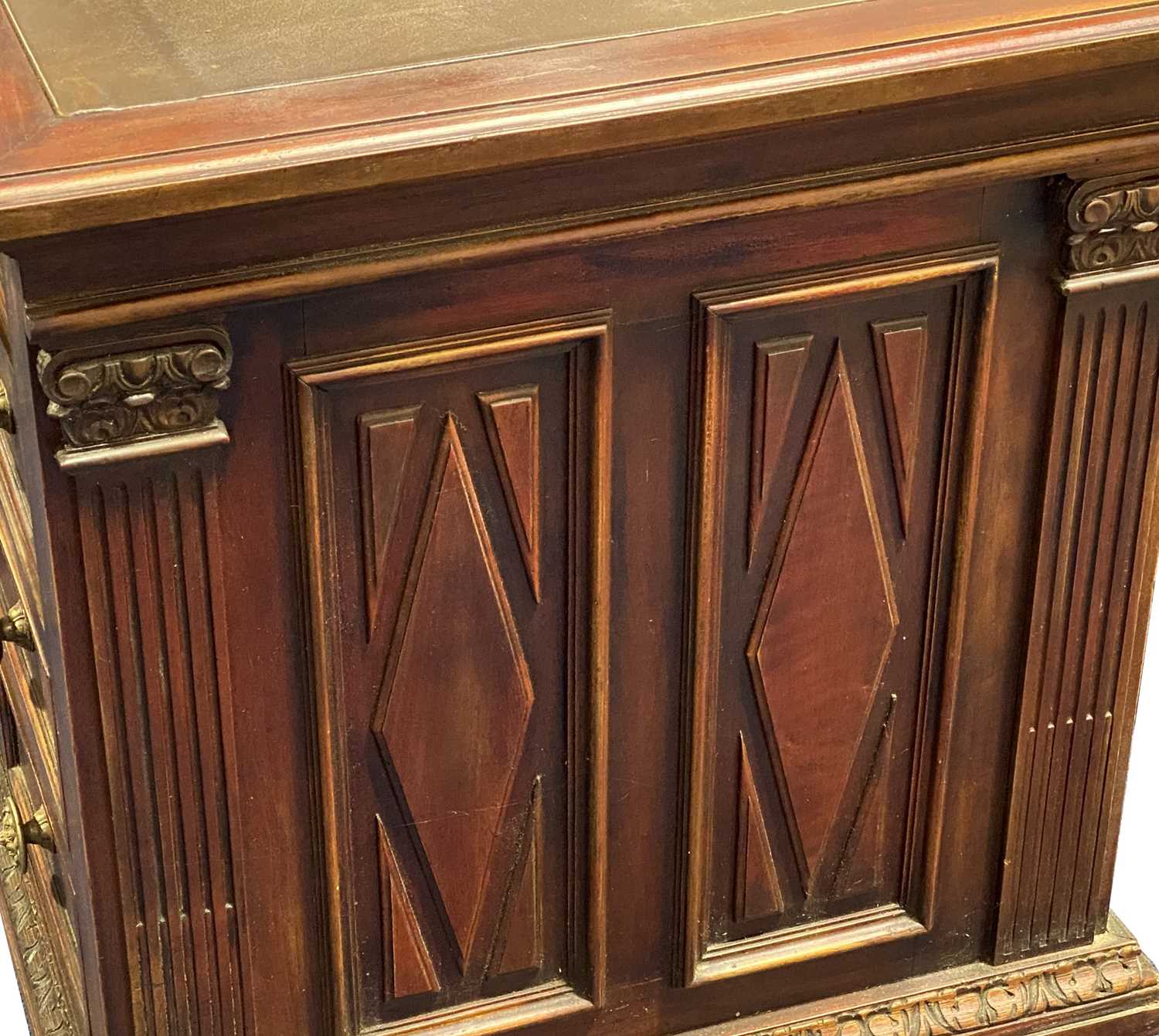 A mahogany pedestal desk, the green leather top over three frieze drawers, and three frieze - Image 3 of 6