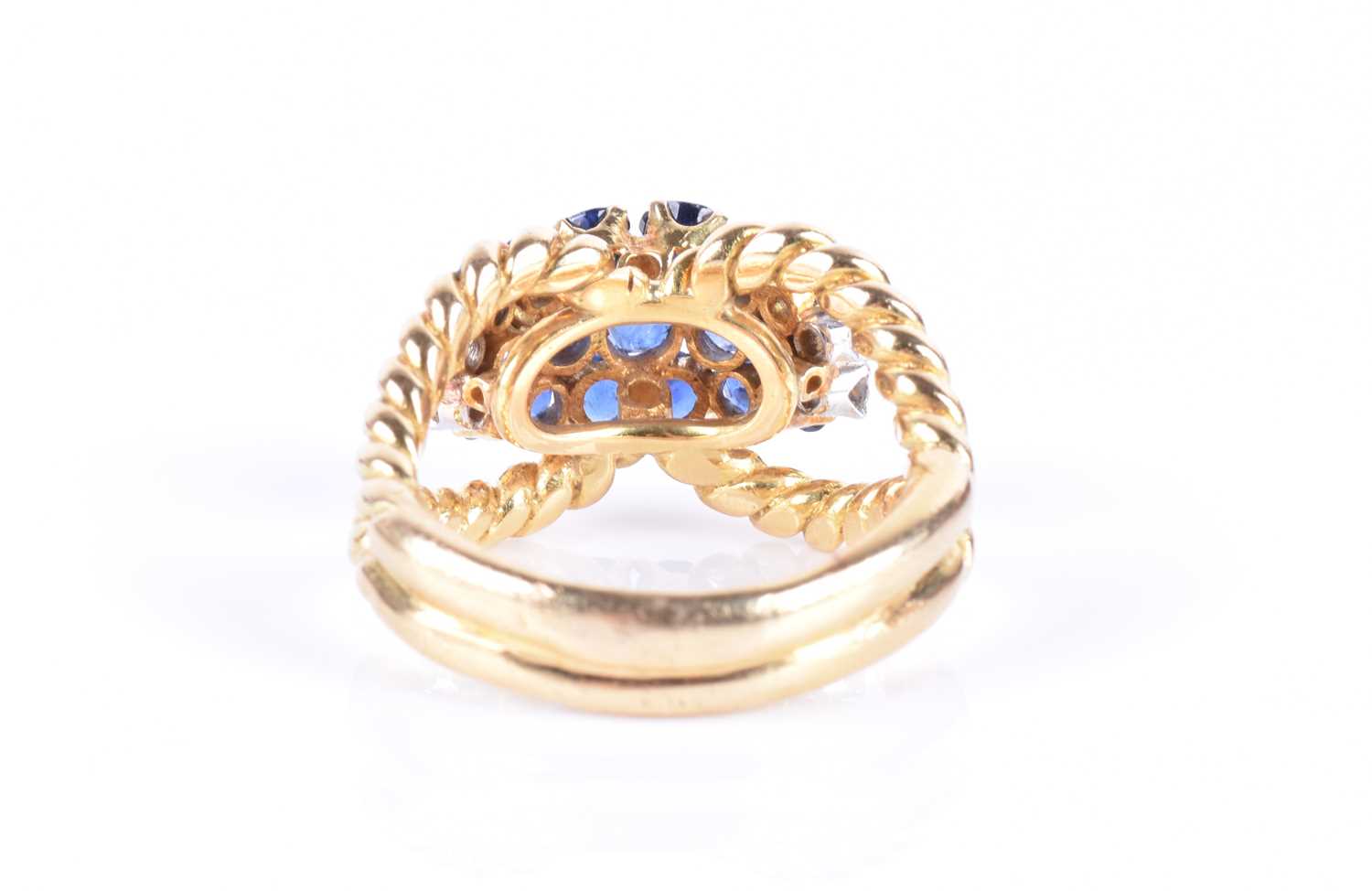 An 18ct yellow gold and sapphire bombe-style ringthe double rope-twist mount set with a cluster of - Image 4 of 4