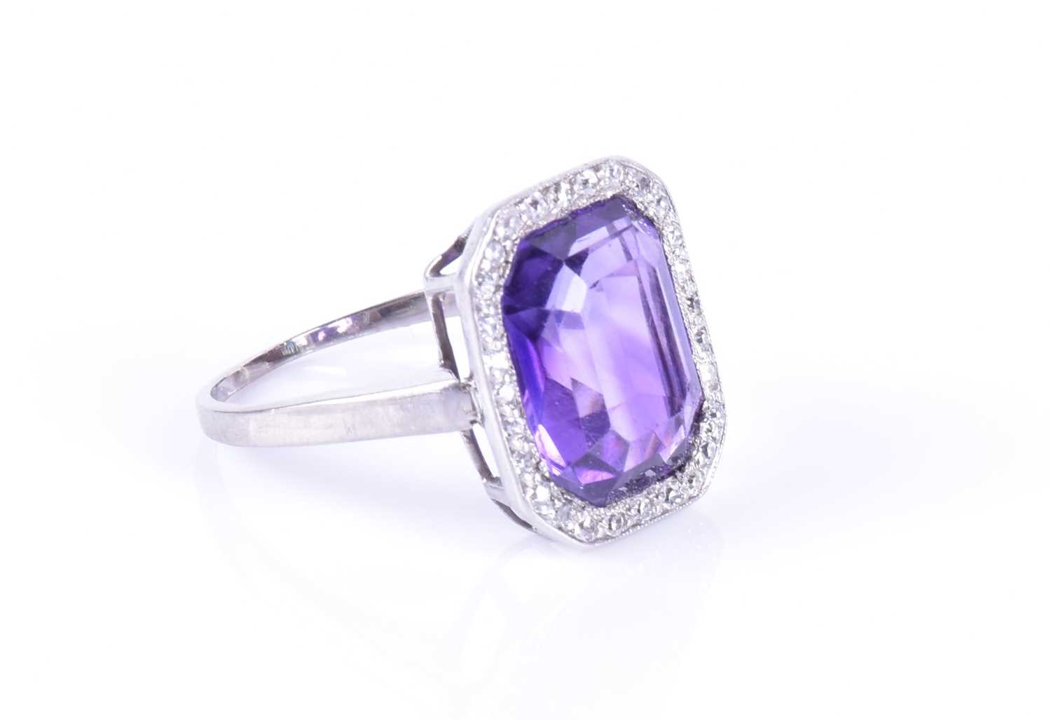 A diamond and amethyst cocktail ringin the Art Deco style, set with an emerald-cut amethyst within - Image 4 of 7