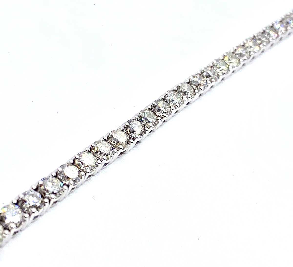 An 18ct white gold diamond tennis bracelet, brilliant cut diamonds of L/M colour and SI-P1 clarity - Image 5 of 5