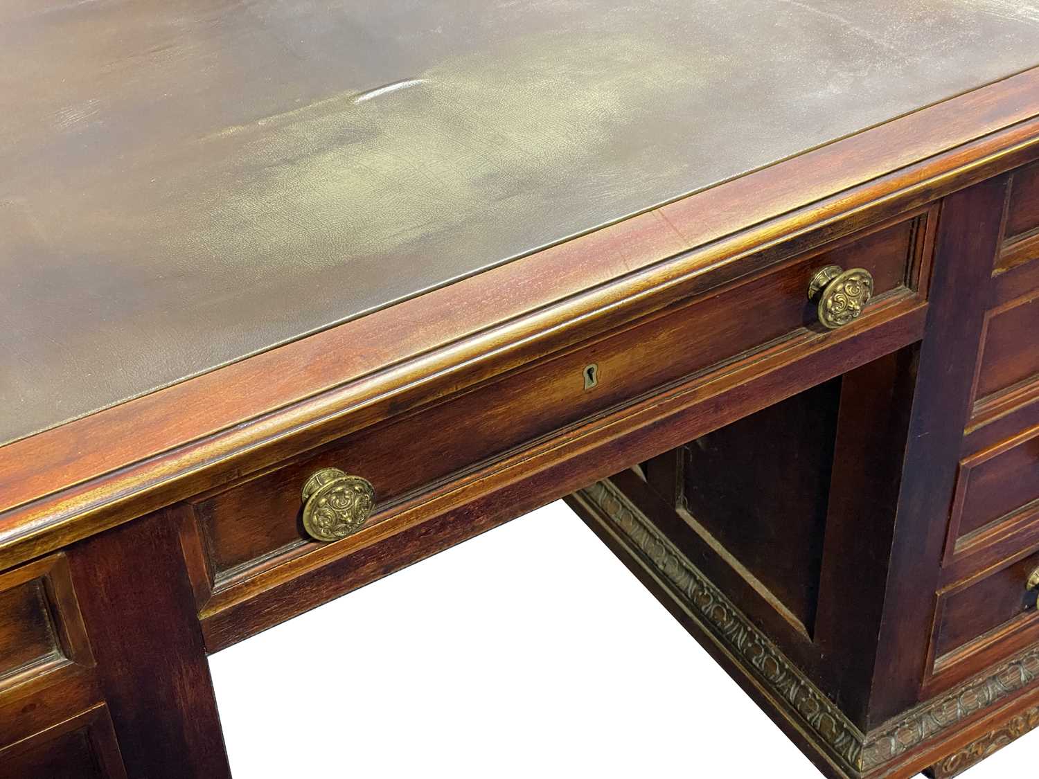 A mahogany pedestal desk, the green leather top over three frieze drawers, and three frieze - Image 4 of 6