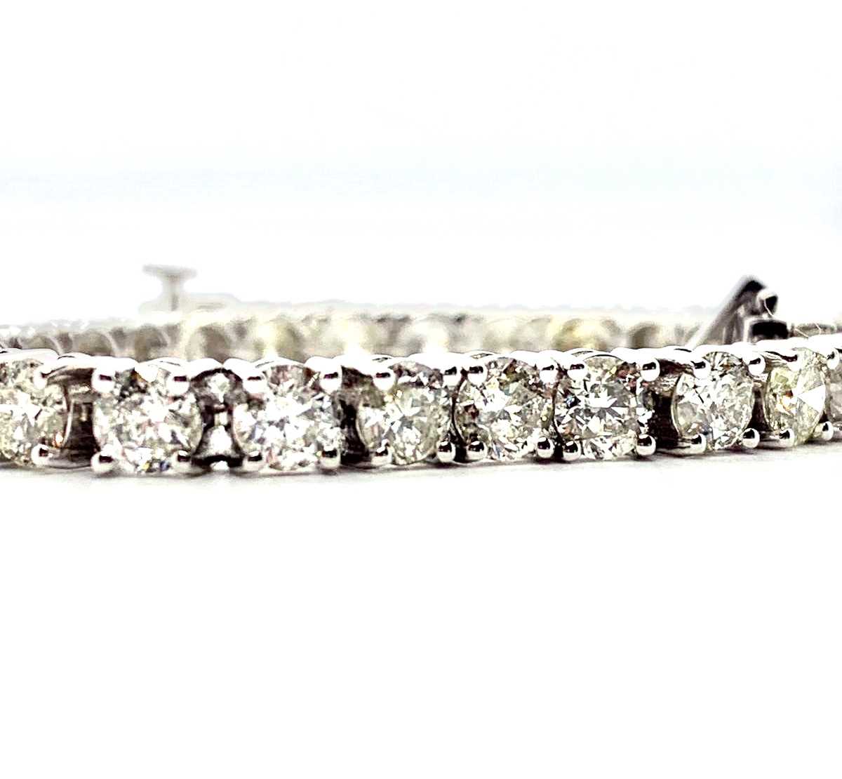 An 18ct white gold diamond tennis bracelet, brilliant cut diamonds of L/M colour and SI-P1 clarity - Image 3 of 5