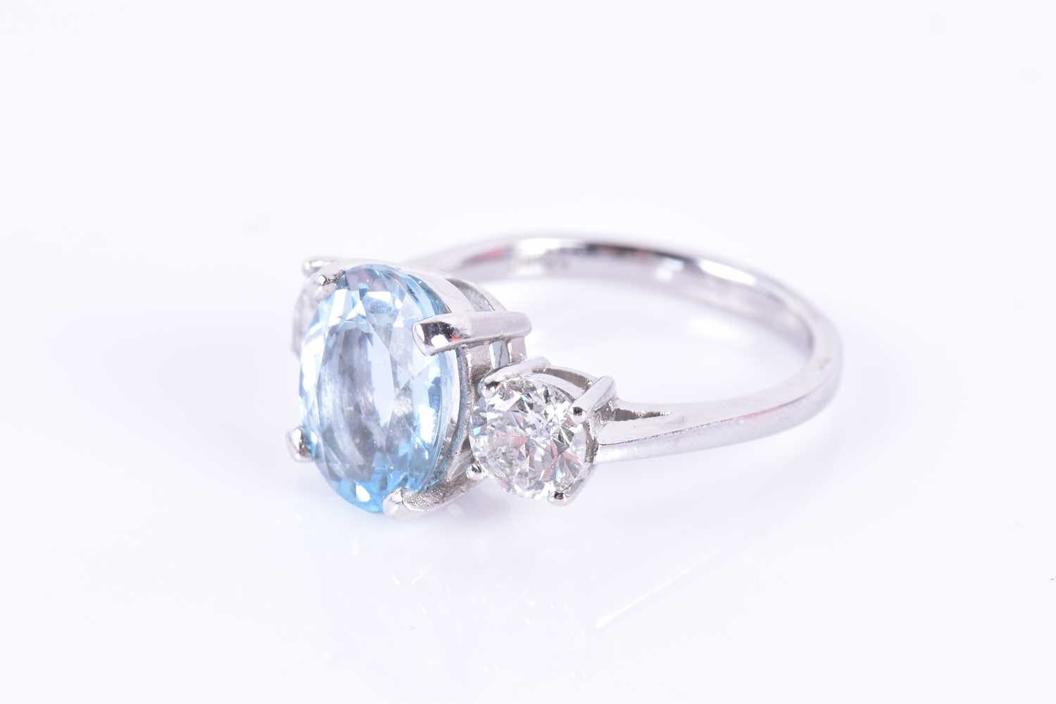 A platinum, diamond, and aquamarine ringset with a mixed oval-cut aquamarine of approximately 3.0 - Image 2 of 3