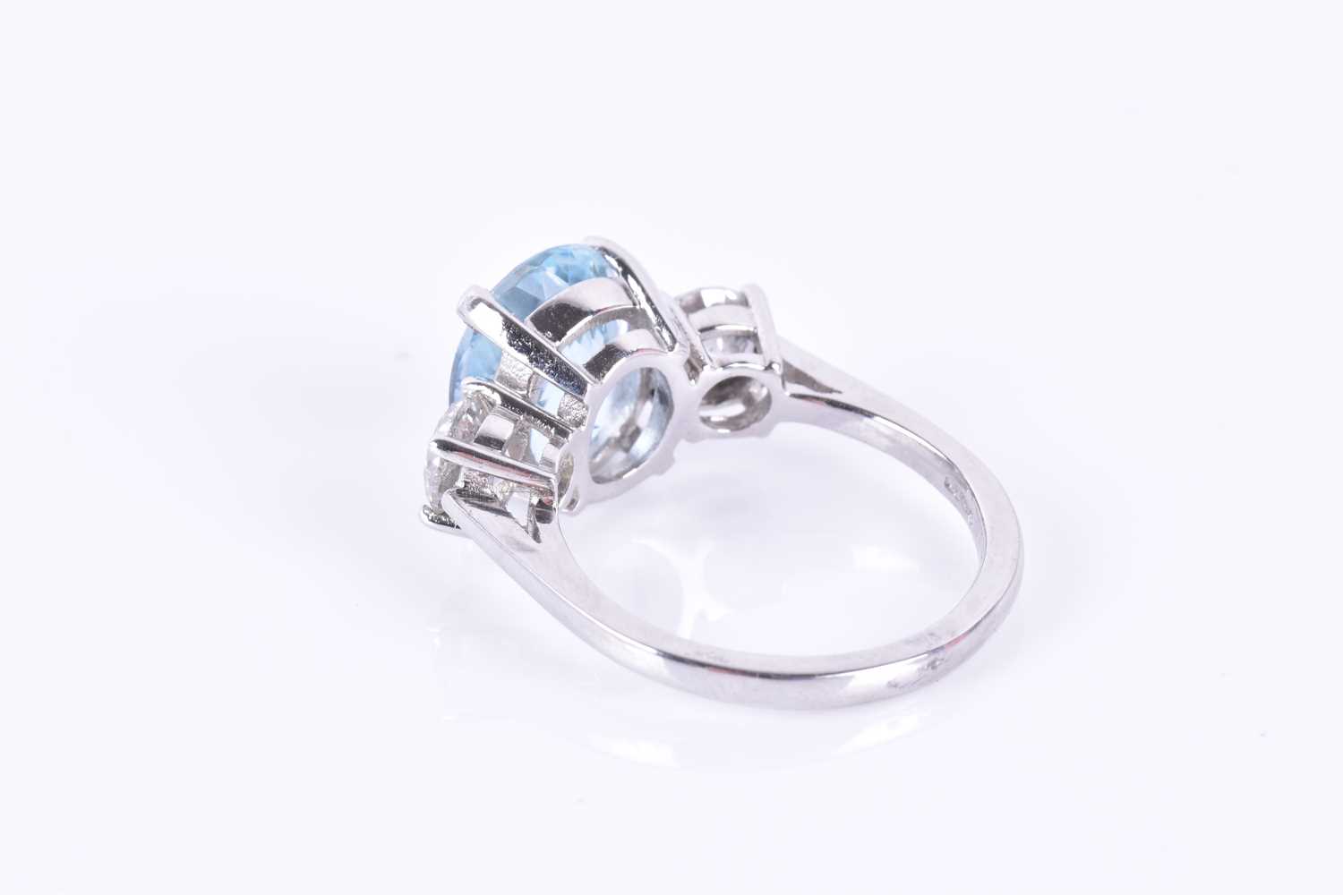 A platinum, diamond, and aquamarine ringset with a mixed oval-cut aquamarine of approximately 3.0 - Image 3 of 3