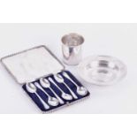 A small collection of silver comprising a set of six teaspoons, the terminals with golf club and