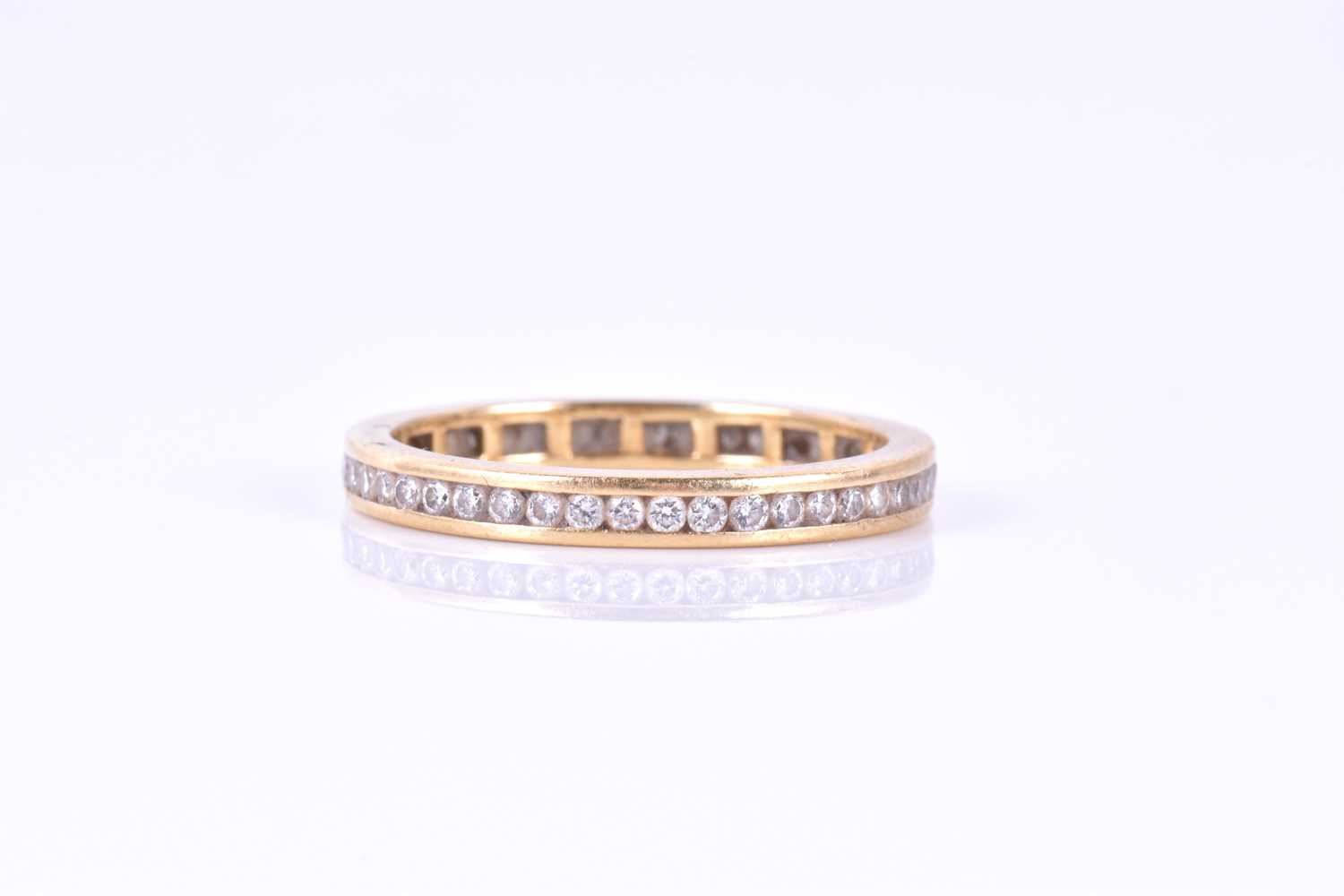 An 18ct yellow gold and diamond eternity ringset with round brilliant-cut diamonds of - Image 2 of 5