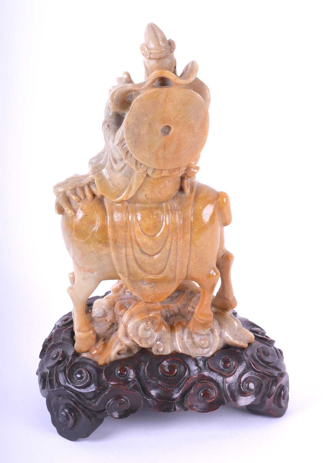 A Chinese carved soapstone figure of Guan Yin, late Qing, carved holding a vase and seated upon a - Image 4 of 4