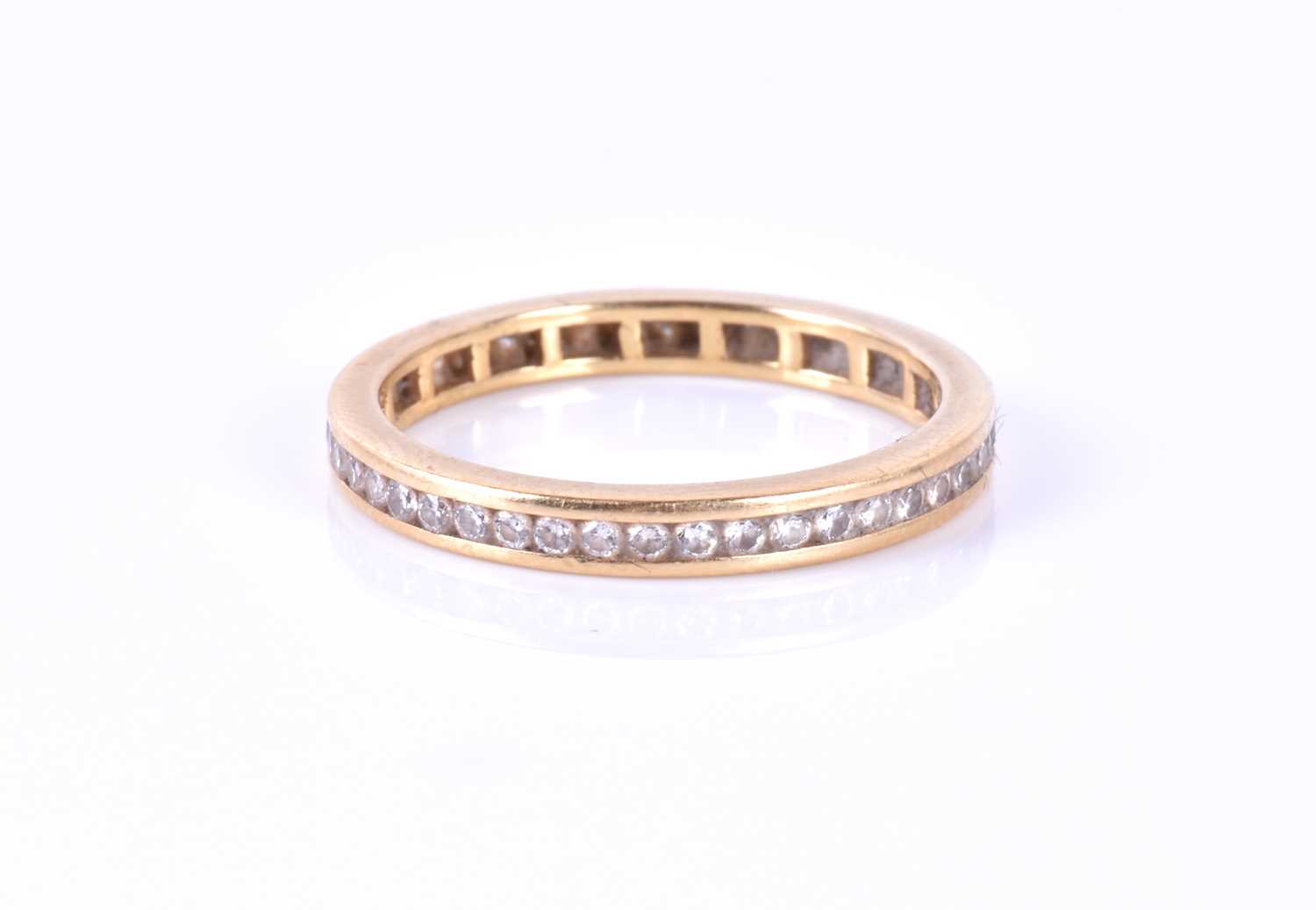 An 18ct yellow gold and diamond eternity ringset with round brilliant-cut diamonds of - Image 5 of 5