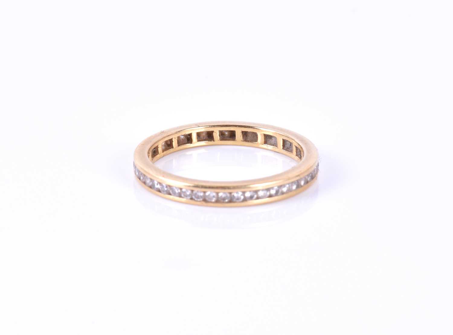 An 18ct yellow gold and diamond eternity ringset with round brilliant-cut diamonds of - Image 4 of 5