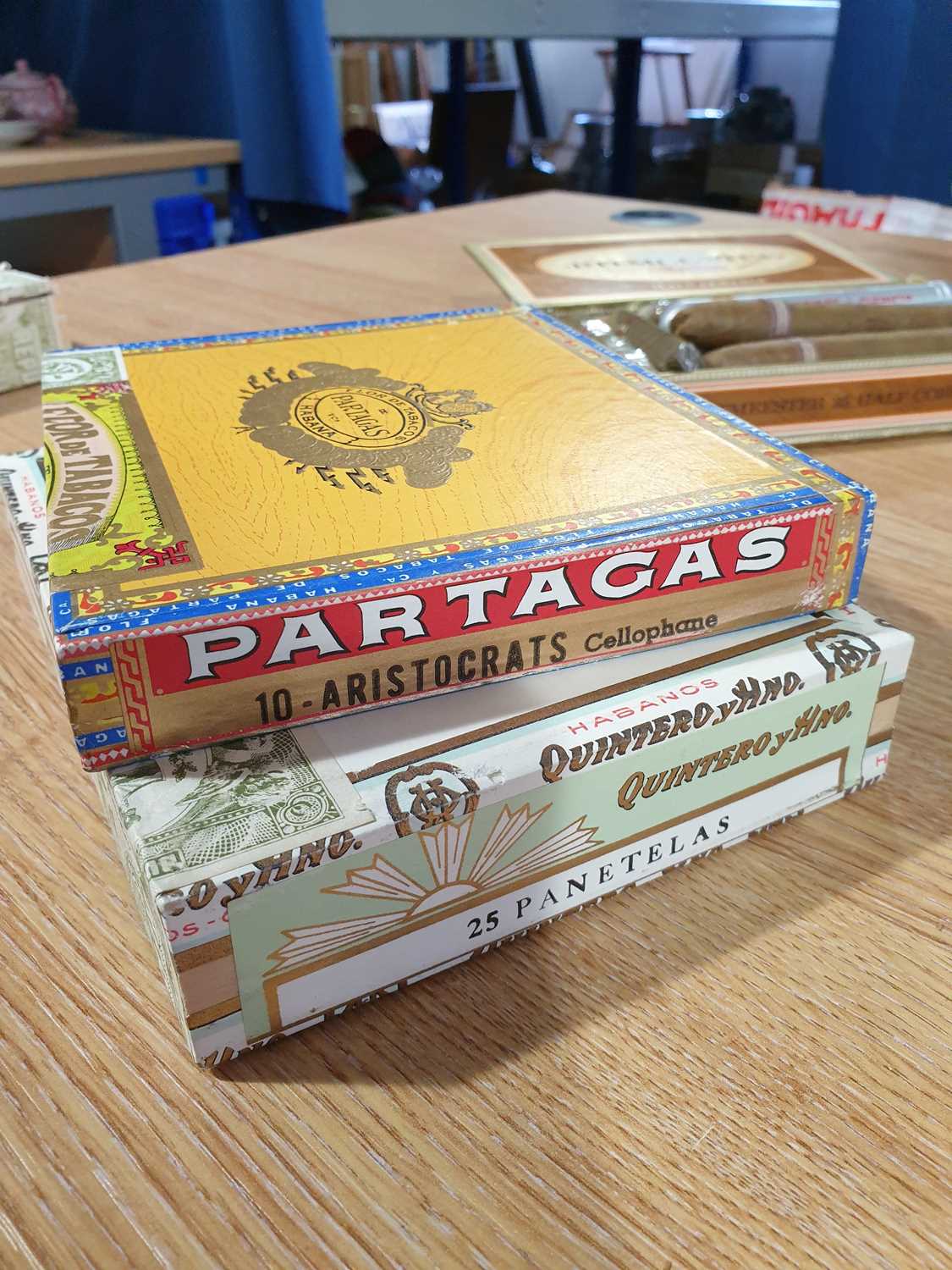 A collection of assorted cigars, including an unopened box of Quintero y Hno Cienfuegos cigars, - Image 11 of 20