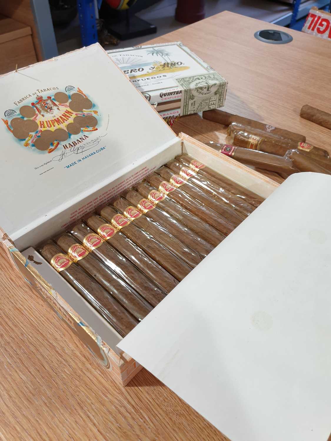 A collection of assorted cigars, including an unopened box of Quintero y Hno Cienfuegos cigars, - Image 19 of 20