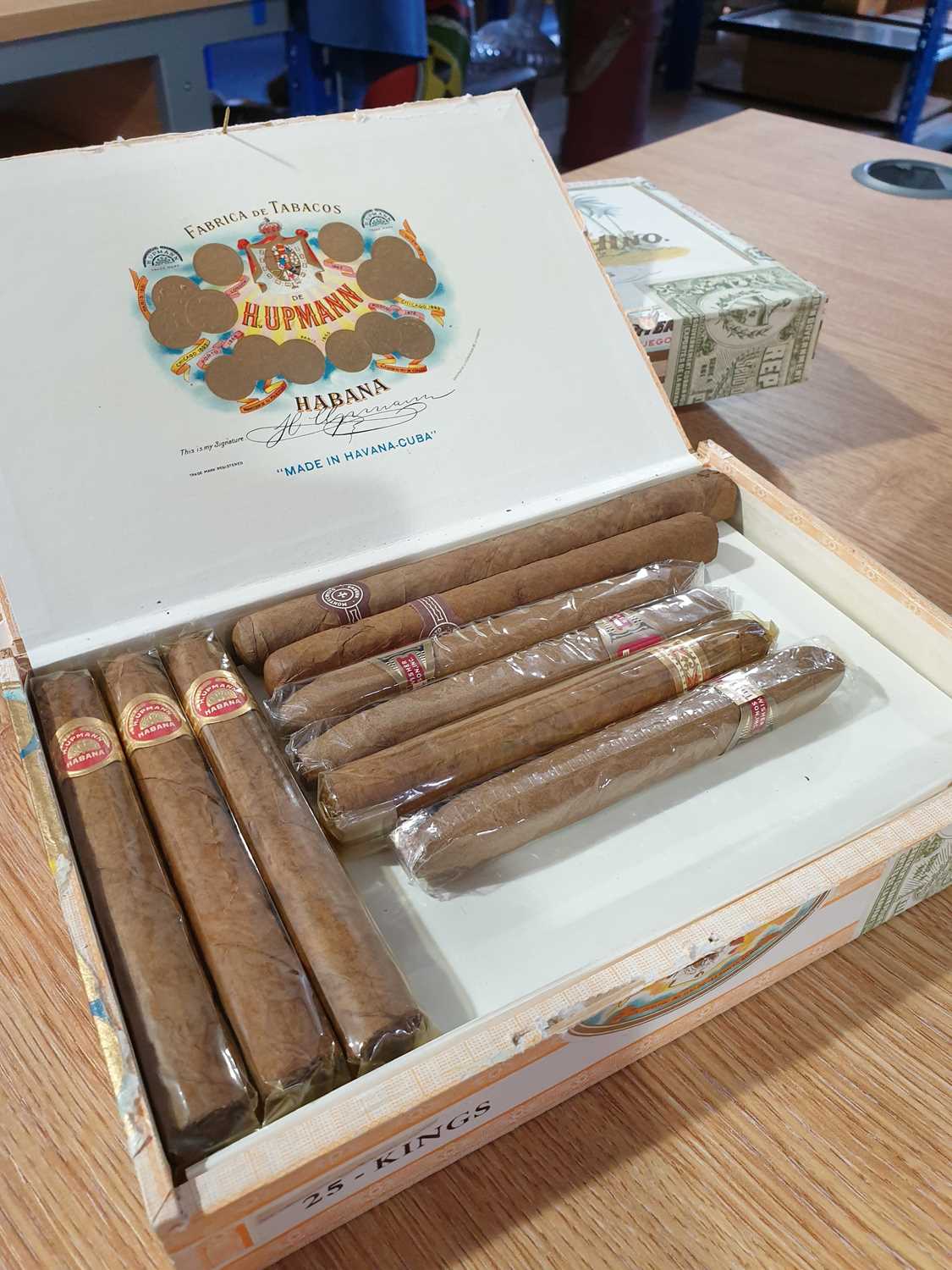 A collection of assorted cigars, including an unopened box of Quintero y Hno Cienfuegos cigars, - Image 17 of 20