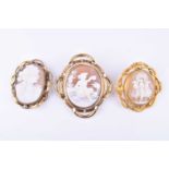 A gilt metal framed cameo broochdepicting a Classical figure feeding birds, swivel-set with vacant