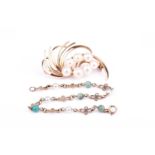 A 14k yellow gold and pearl spray broochset with seven round white cultured pearls, 4.4 cm wide,
