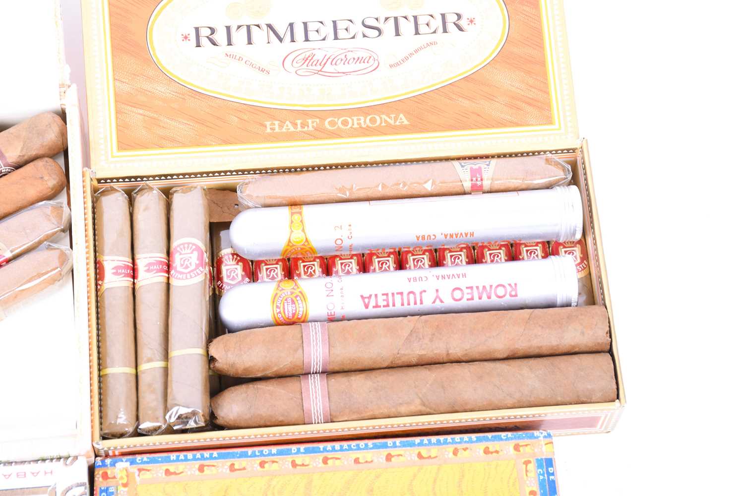 A collection of assorted cigars, including an unopened box of Quintero y Hno Cienfuegos cigars, - Image 8 of 20