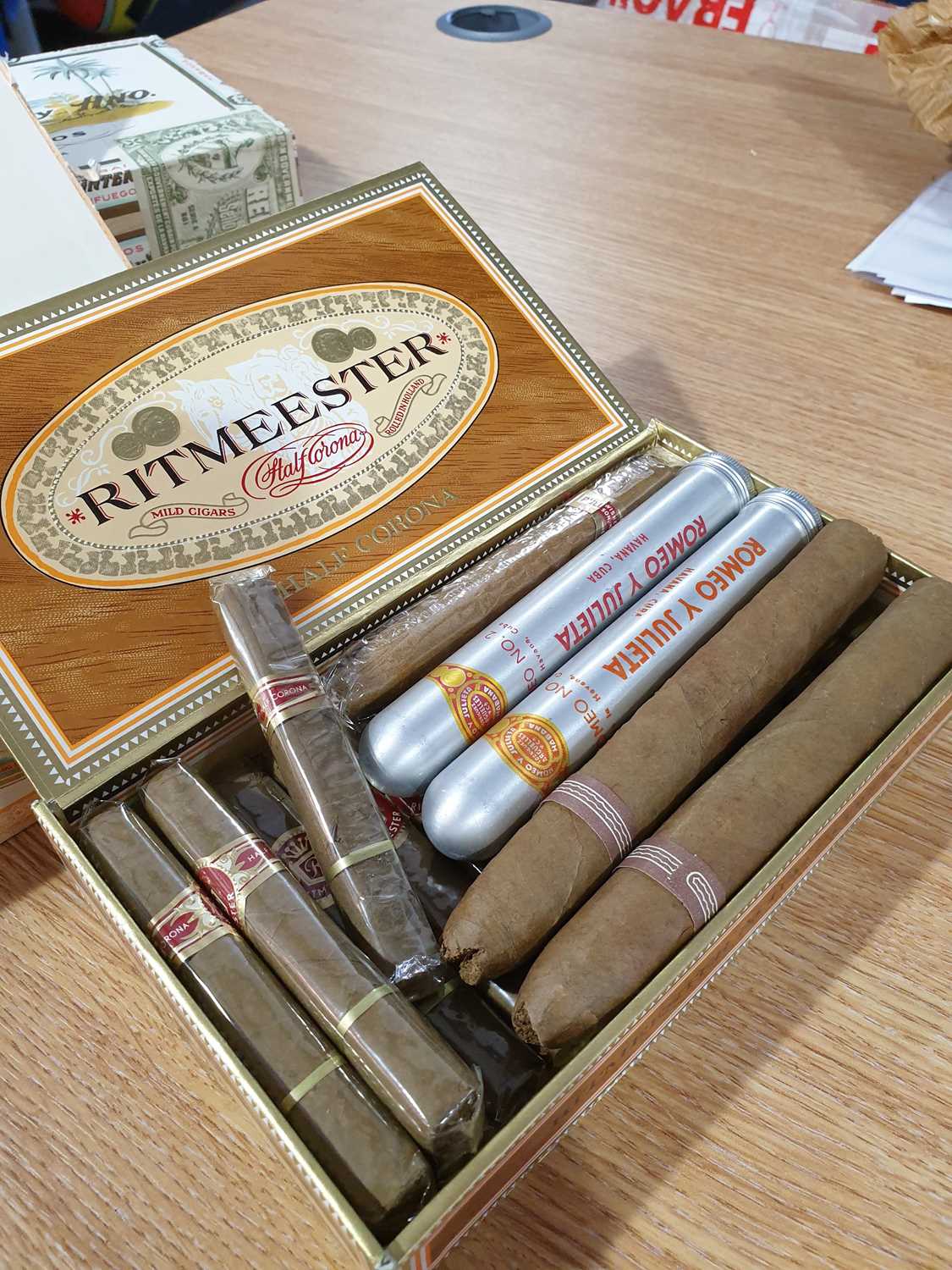 A collection of assorted cigars, including an unopened box of Quintero y Hno Cienfuegos cigars, - Image 18 of 20