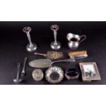 A mixed group of silver items to include a Continental pastry slice with pierced decoration, a