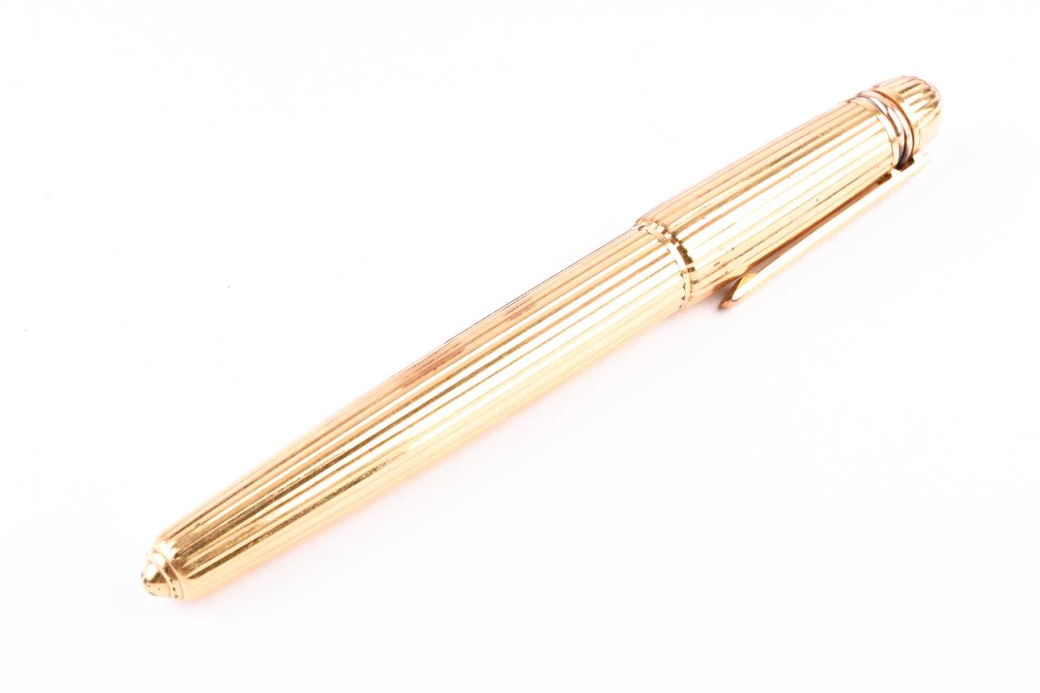 Pasha de Cartier. A gold plated fountain pen, with 18k nib, the body with ribbed decoration, the lid - Image 3 of 7