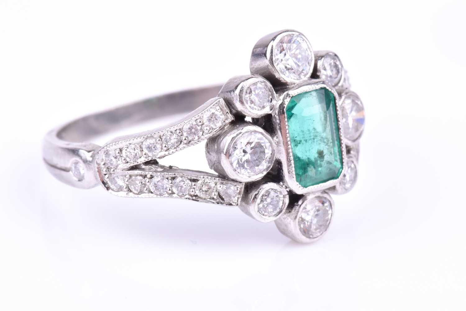 A platinum, diamond, and emerald ringcentred with an emerald-cut emerald of approximately 0.70 - Image 3 of 4