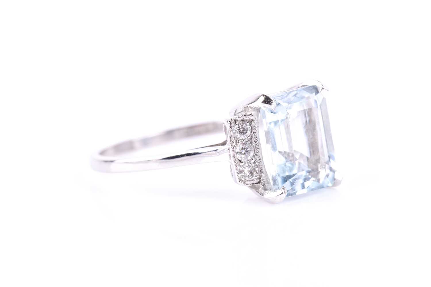 A platinum, diamond, and aquamarine ring, set with an emerald-cut aquamarine of approximately 2.0 - Image 2 of 3