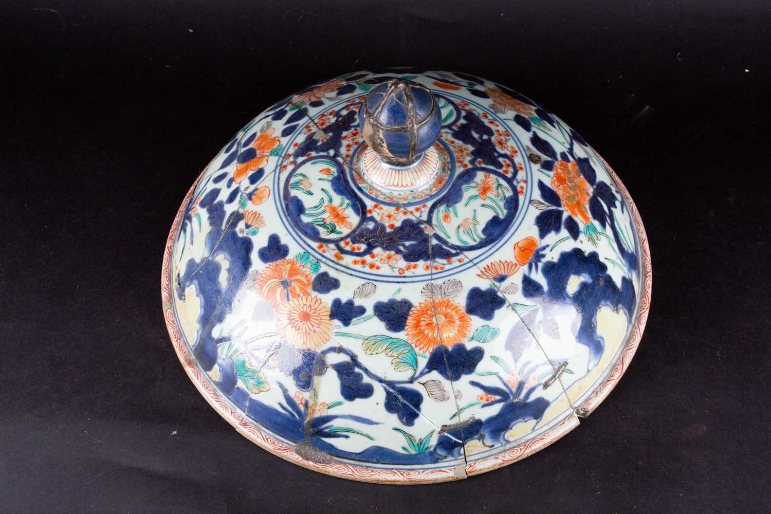 A Japanese imari bowl and cover, circa 1680, the domed cover with pointed knop, decorated throughout - Image 5 of 6