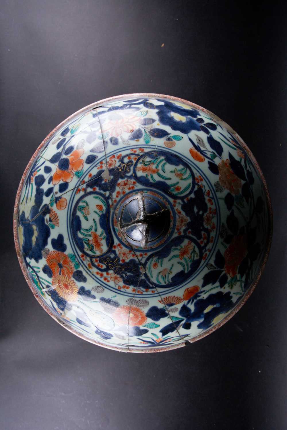 A Japanese imari bowl and cover, circa 1680, the domed cover with pointed knop, decorated throughout - Image 4 of 6