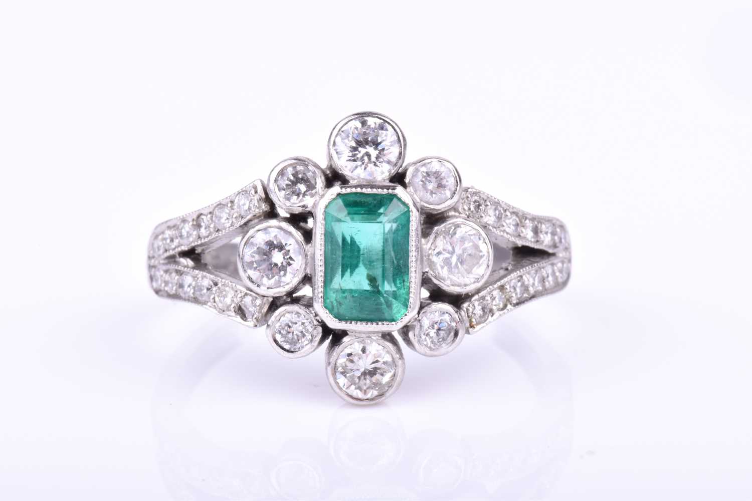 A platinum, diamond, and emerald ringcentred with an emerald-cut emerald of approximately 0.70 - Image 4 of 4