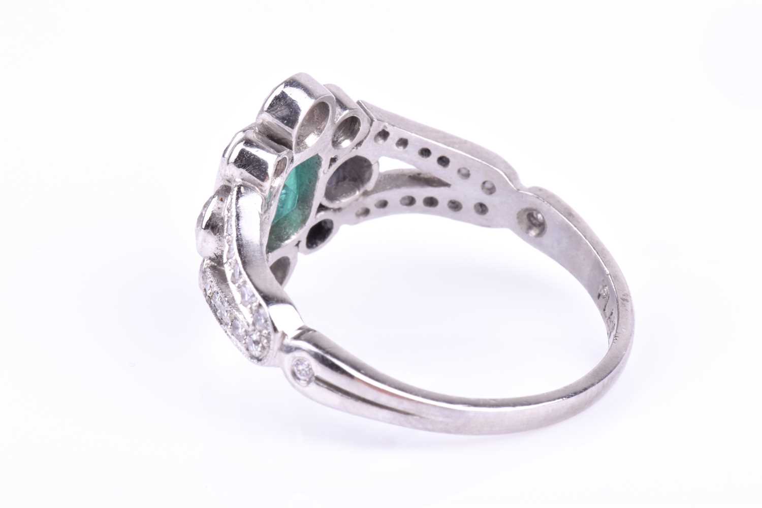 A platinum, diamond, and emerald ringcentred with an emerald-cut emerald of approximately 0.70 - Image 2 of 4