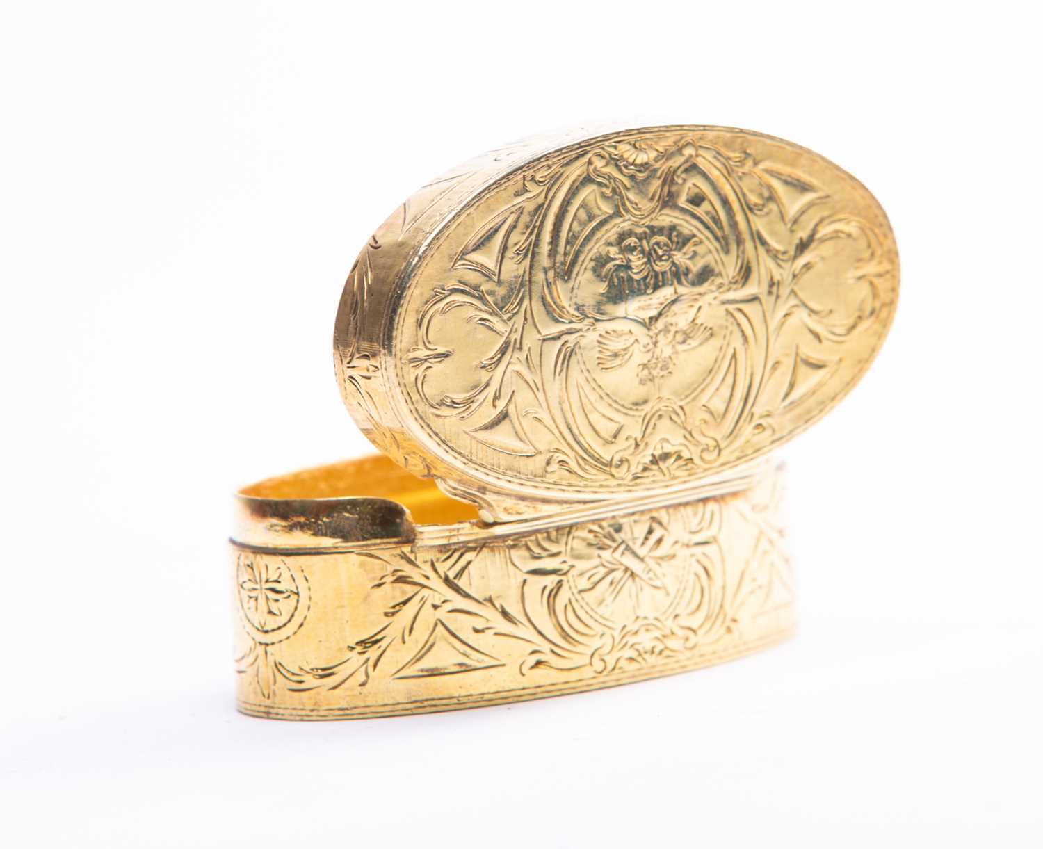 An 18th century style gilt metal snuff box of oval form, with engraved foliate decoration, 6.5 cm - Image 2 of 3