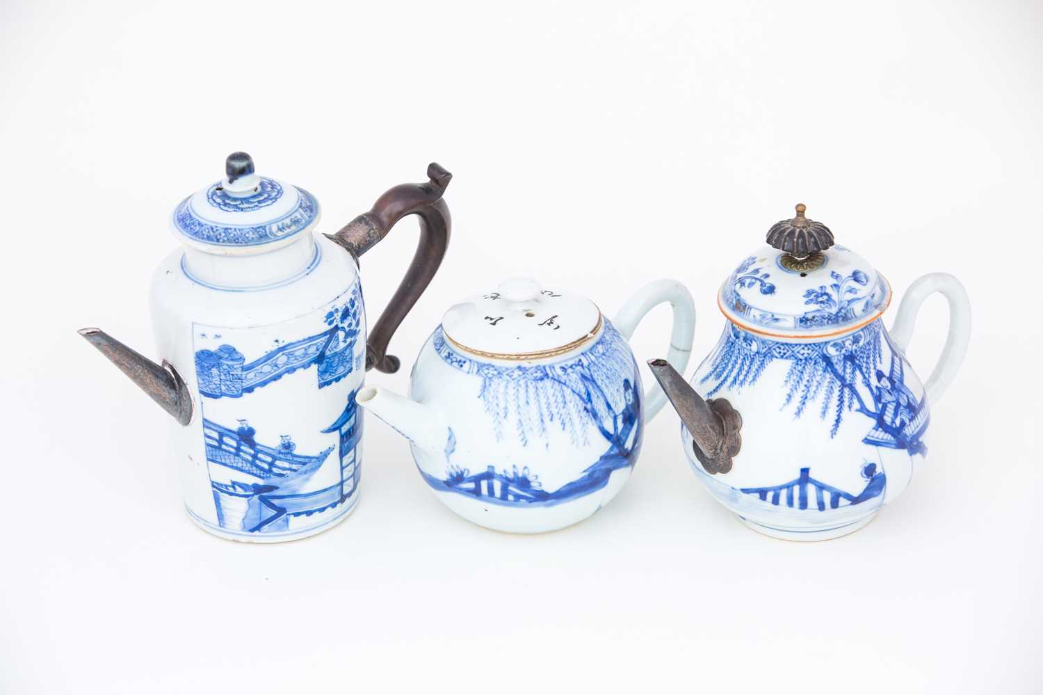 A Chinese blue & white wine pot and two teapots, Kangxi, 中国，青花酒壶一件，康熙，18世纪初，及其他 early 18th