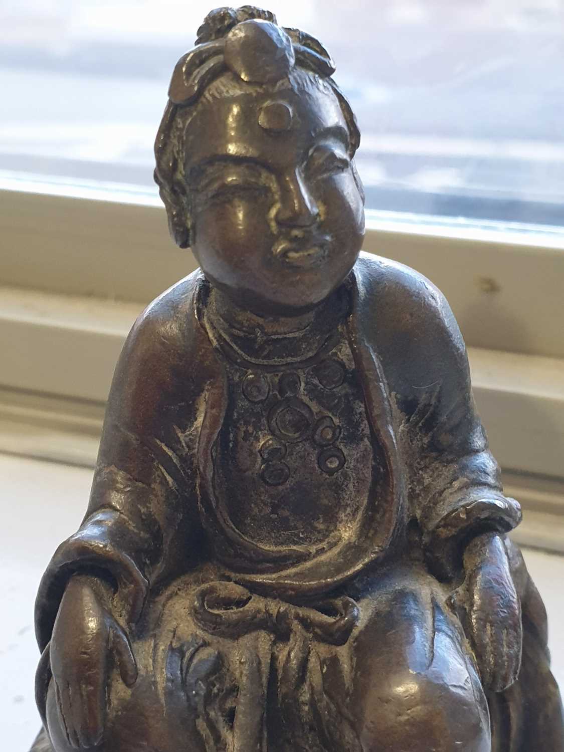 Three Chinese bronzes, comprising a late Ming period 中国，青铜器三件，明/清，及其他 seated figure of Guanyin; a - Image 6 of 15