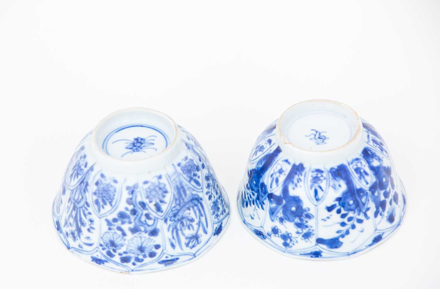 A near pair of Chinese blue & white petal moulded tea bowls and matched saucers, Kangxi (1662 - - Image 3 of 4