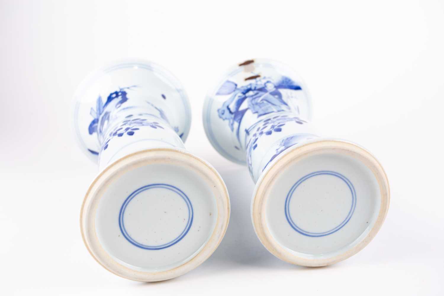 A pair of Chinese blue & white Gu form vases, 19th century, 中国，青花觚式花瓶一对，19世纪 the flaring rims - Image 4 of 4