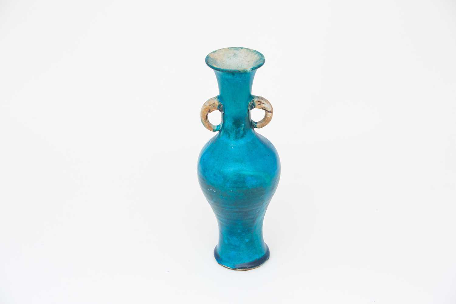 A Chinese porcelain turquoise glaze vase, 中国，青蓝釉双耳瓷瓶一件，可以明代 possibly Ming dynasty, with buff - Image 2 of 15