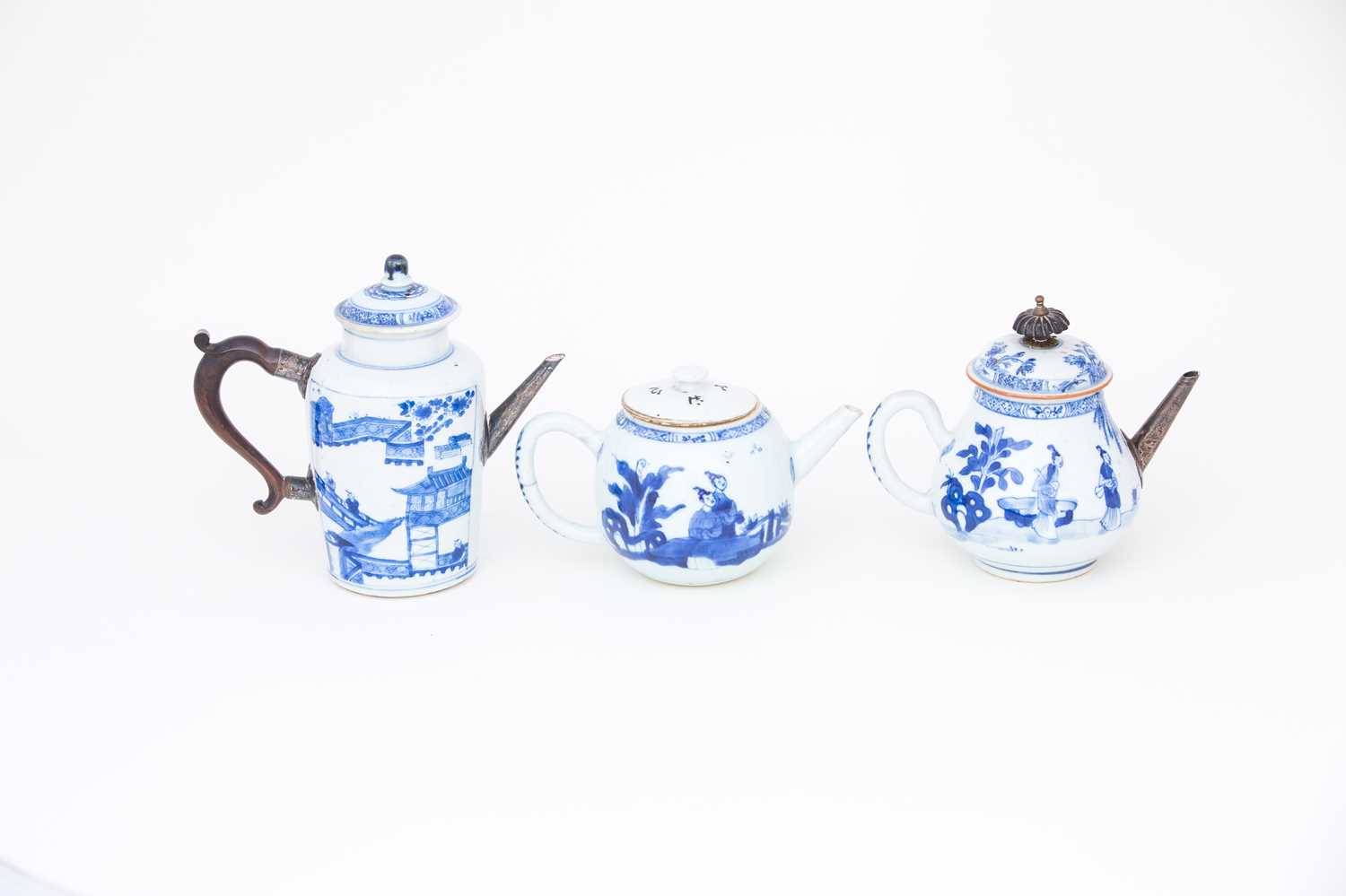 A Chinese blue & white wine pot and two teapots, Kangxi, 中国，青花酒壶一件，康熙，18世纪初，及其他 early 18th - Image 3 of 4
