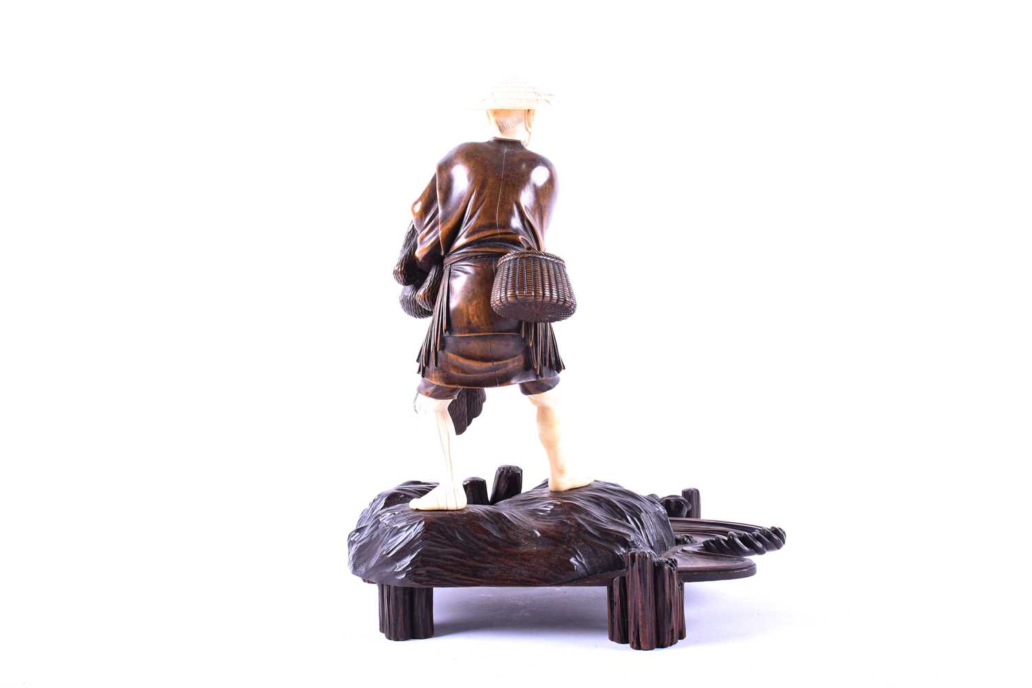 A Japanese carved wood and ivory figure of a fisherman, Meiji period, 日本，象牙木雕渔夫像一个，明治时期 the well - Image 2 of 14