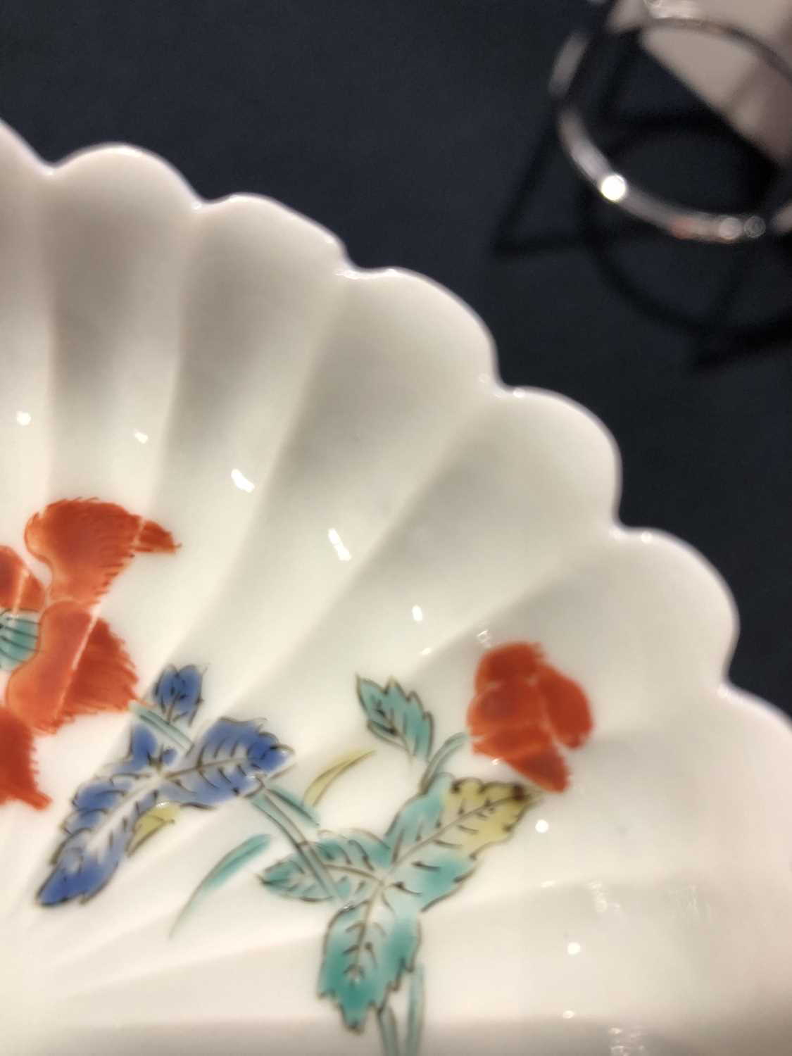 A pair of fluted Kakiemon saucers, circa 1770, ‘柿右卫门’碟子一对，约1770年 each enamelled with a spray of - Image 7 of 7