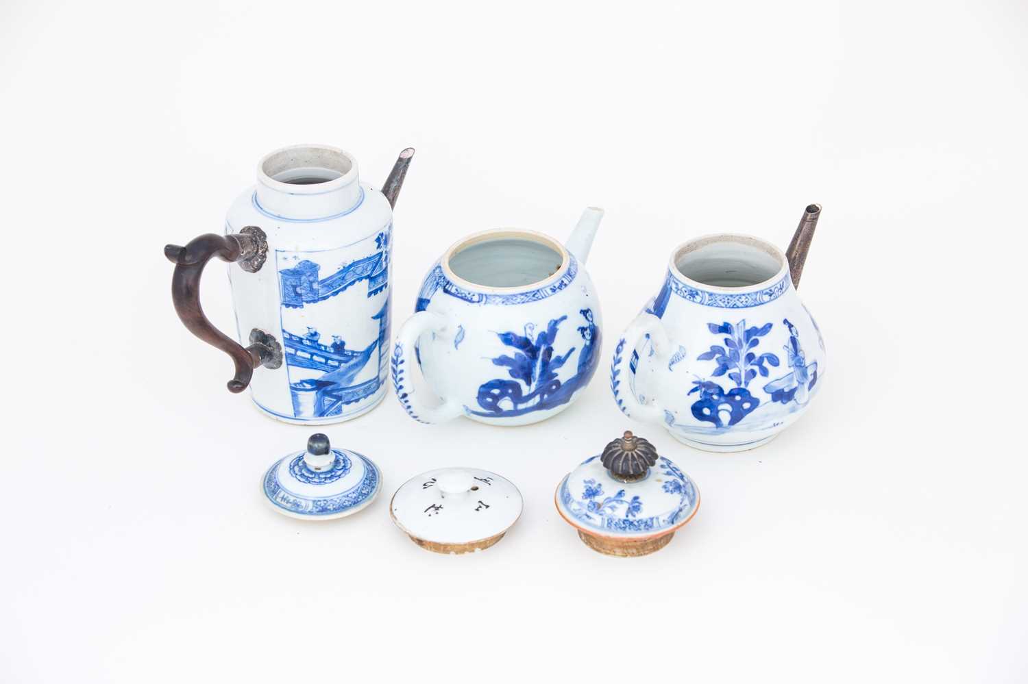 A Chinese blue & white wine pot and two teapots, Kangxi, 中国，青花酒壶一件，康熙，18世纪初，及其他 early 18th - Image 2 of 4